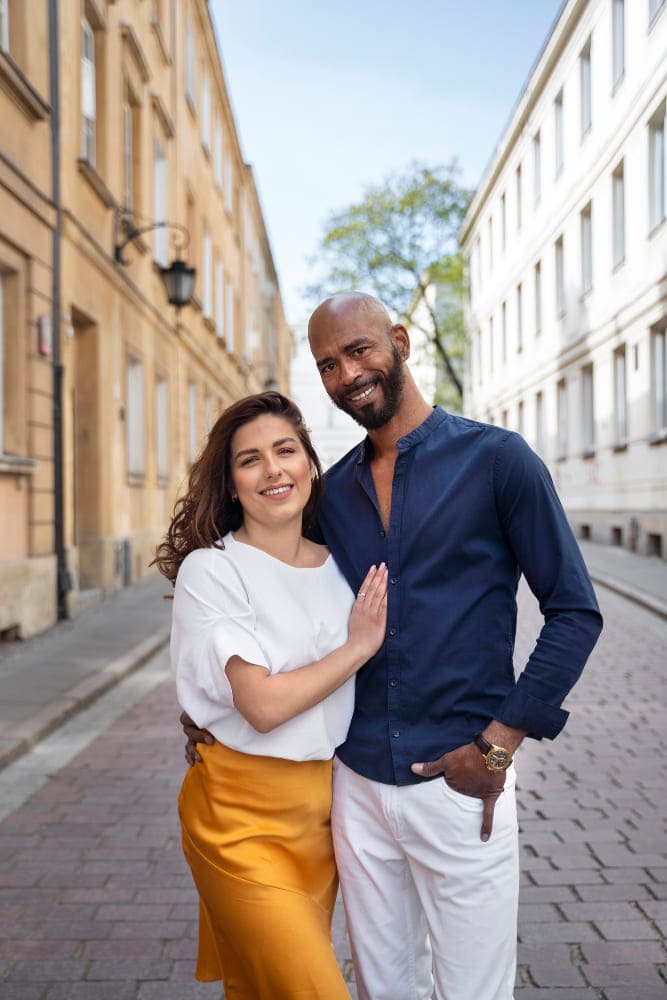 Casal brasileiro em uma rua
