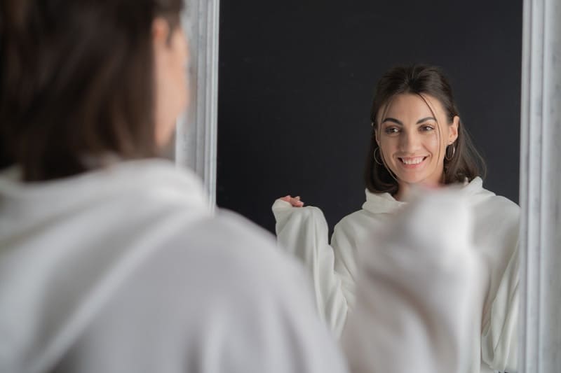 uma mulher posando para o espelho