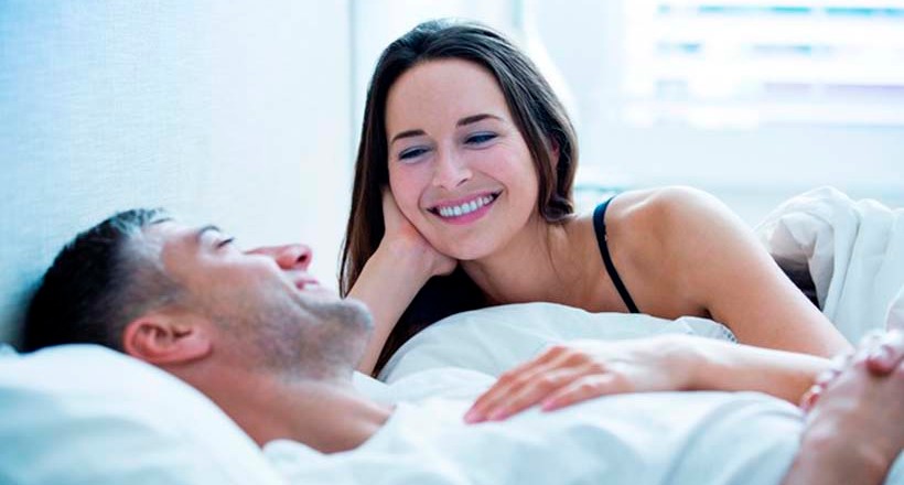 Um casal conversando na cama